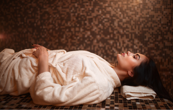 femme dans un hammam