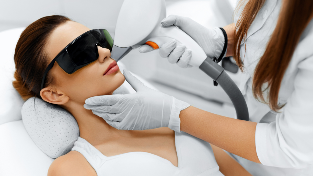 femme avec des lunettes de protection qui se fait épiler le visage dans un institut