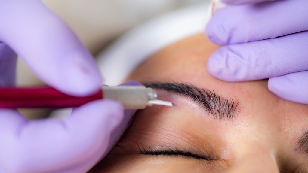 zoom sur technique de microblading des sourcils